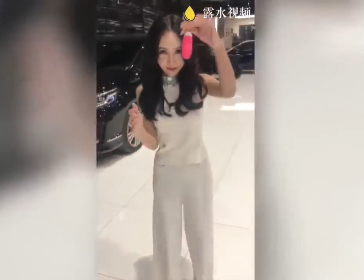 8/23 CHINA- Siêu mẫu Trung Quốc Xin Yang thử trứng rung tại triển lãm ô tô? May mắn thay, có ít người!