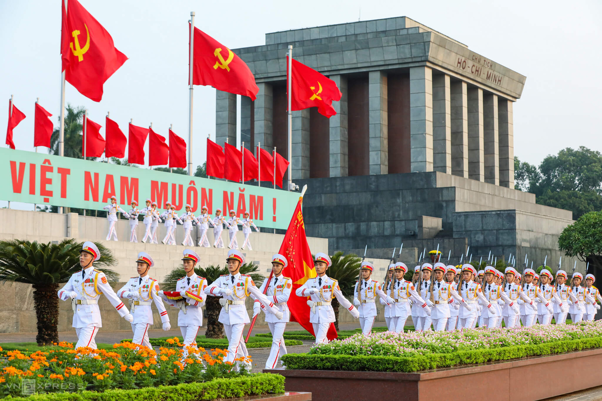Lãnh đạo Đảng và Nhà nước viếng Chủ tịch Hồ Chí Minh