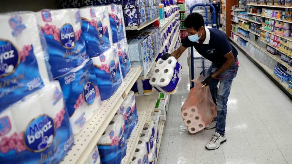 Dịch bệnh lây lan, giấy vệ sinh ngày càng đắt đỏ