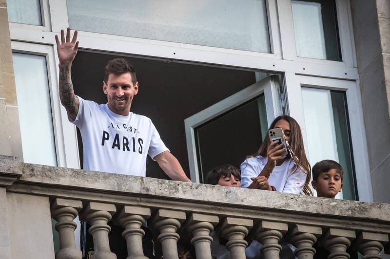 Messi đến Paris hôm nay, rất đông cảnh sát giúp dọn đường, CĐV Pháp cổ vũ cuồng nhiệt
